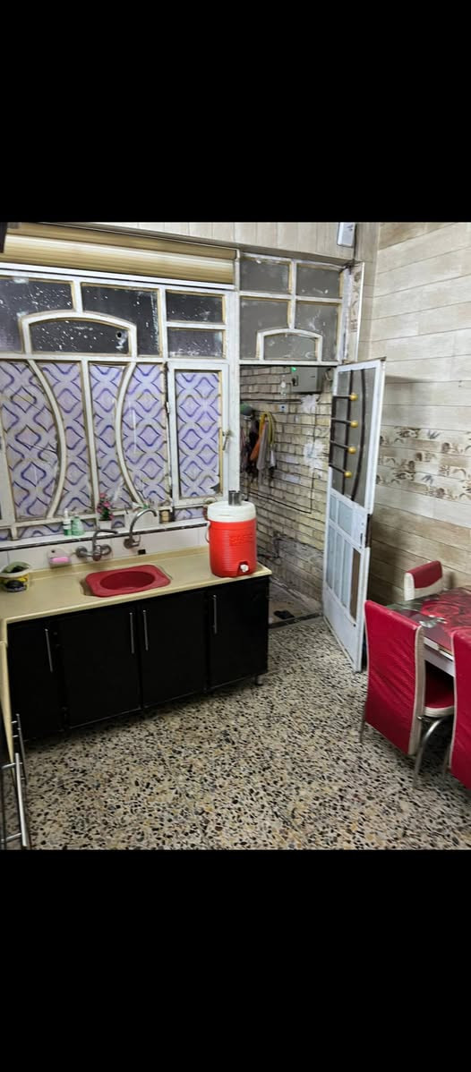 سلام عليكم بيت للبيع بشارع ابو الاحرار مساحته 150مترغرفتين جوه واستقبال وحولي ومطبخ حارو بارد والفوك كامل بناء هيكل عوزه صب الجبه 10 والنزال 14 رقم التلفون ***********بي واتساب اتصل وبلخدمه
