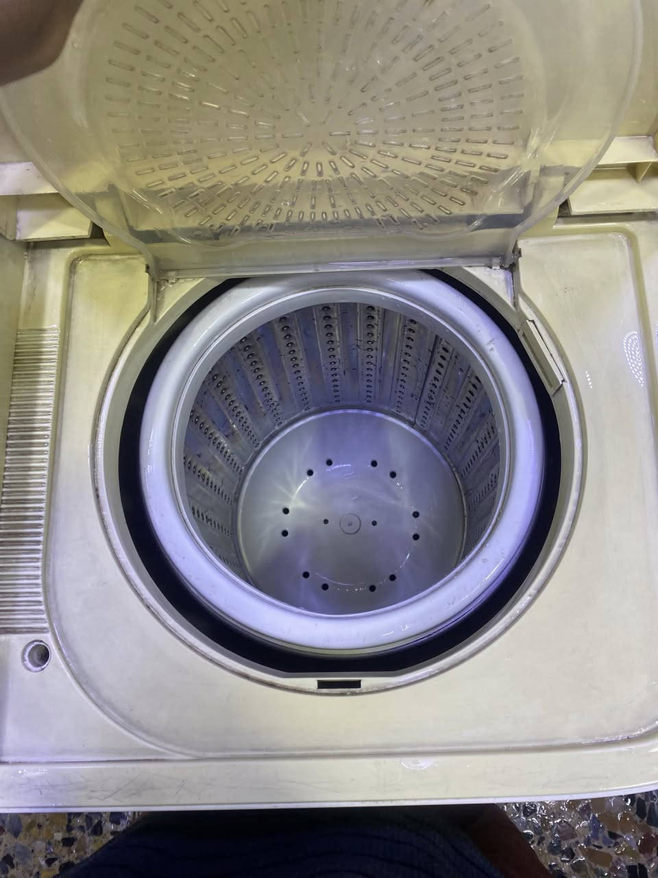 للبيع غساله هيتاشي حجم وسط  بدون اي ظرر جاهزة وعلى فحص السعر ب70 وبيها مجال ***********
