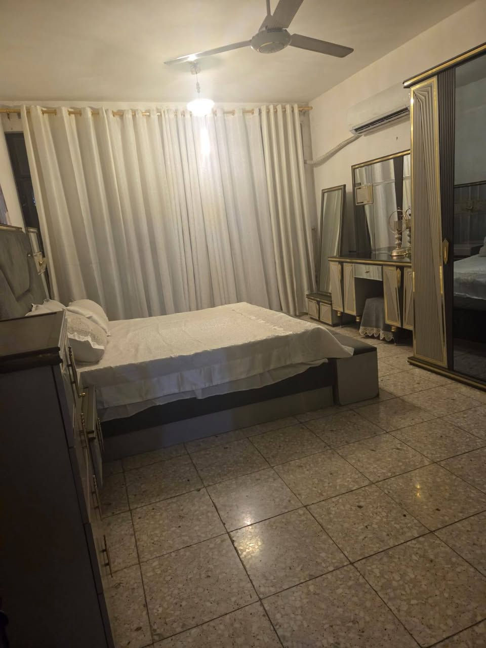 السلام عليكم
غرفة نوم للبيع 
بغداد البلديات 
السعر :- 1,700,000 دينار عراقي 
للاستفسار :- ***********
