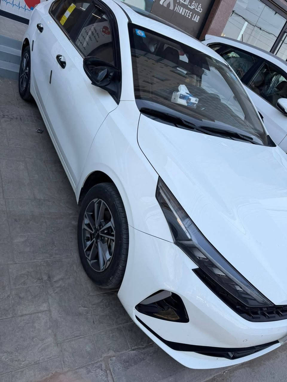 السلام عليكم كي3 موديل 2024 فول مواصفات ماشيه 10 الف بعدها زيرو مكاني بغداد السعر 145 وبيها مجال حك الجيه الاتصال ***********
