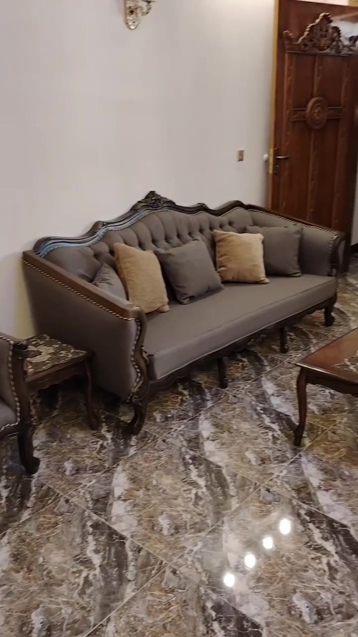 صباح الخير بنات طخم للبيع جديد ما مستعمل نهائي سبب البيع ما رهم اللون عل صالة بسعر مليون و٧٥٠ الف وبيه مجال  للأستفسار الاتصال بالرقم ***********
