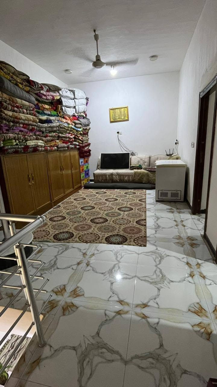 دار للبيع المساحه 100 متر بناء جديد كونكرية طابقين ركن
يحتوي على صاله كبيره وستقبال ومطبخ وصحياة وحمام الطابق الثاني يحتوي على غرفتين وصاله ومطبخ وصحياة وحمام العنوان حي العسكري الثانيه قرب حسينية ام البنين شارع ٦٠ مرجعة مكتب الكعبي للعقار *********** وتساب اتصال
