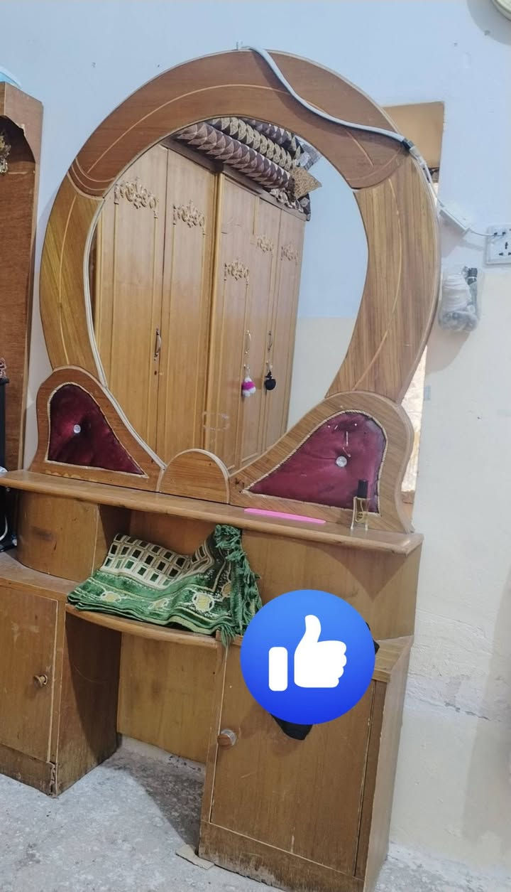غرفة النوم خشب ما مستعمل هواي يتكون من ٤ تخم سعر ٥٧٥وبي مجال الطيبين
رقم الهاتف.. ***********
