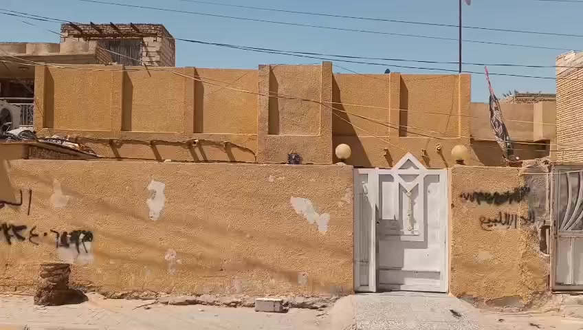 السلام عليكم  دار كربلاء حي العسكري مربع قطاع 13 المساحه 144م الوجه 9م يتكون 2 نوم استقبال صاله مطبخ حار وبارد صحيات داخليه وخارجيه منطقه كافة الخدمات من تبليط ومقرنص سعر 100 مجال بسيط البيت عكاده***********
