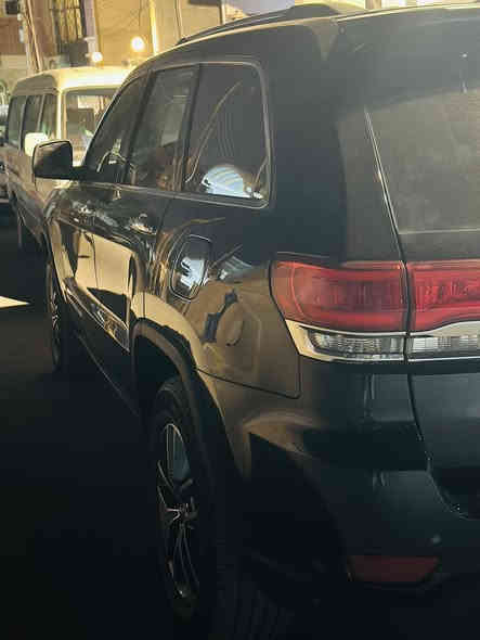 ⸻
🚗 للبيع – او مراوس جيب شيروكي 2018 Limited 🚗
 • الموديل: 2018
 • الفئة: Limited فل أوبشن
 • المحرك: 6 سلندر (3.2 لتر) اقتصادي وقوي
 • نوع القير: أوتوماتيك
 • الدفع: تو ويل 
 • الممشى: 98…الف…… كم فقط
حادثها جاملغ وبنيد وشويه من الباب فقط مال امريكه ومبدلات قطع بلاديه ومصبوغه 
بدون شاصي ولا لغد سياره نضيفه 
تخم تاير جديد 
تبريد قطعتين 
 • اللون الداخلي: ……… جلد فاخر

✅ المواصفات:
 • دخول وتشغيل بصمة
 • شاشة كبيرة مع نظام ملاحة
 • كاميرا خلفية + حساسات أمامية وخلفية
 • مقاعد جلد كهربائية مع تبريد وتسخين
 • فتحة سقف بانوراما
 • مثبت سرعة
 • نظام تحكم بالمقود
 • بلوتوث / USB / AUX
 • نظام صوتي ممتاز

📌 السيارة بحالة ممتازة جدًا من الداخل والخارج

واتساب ***********
