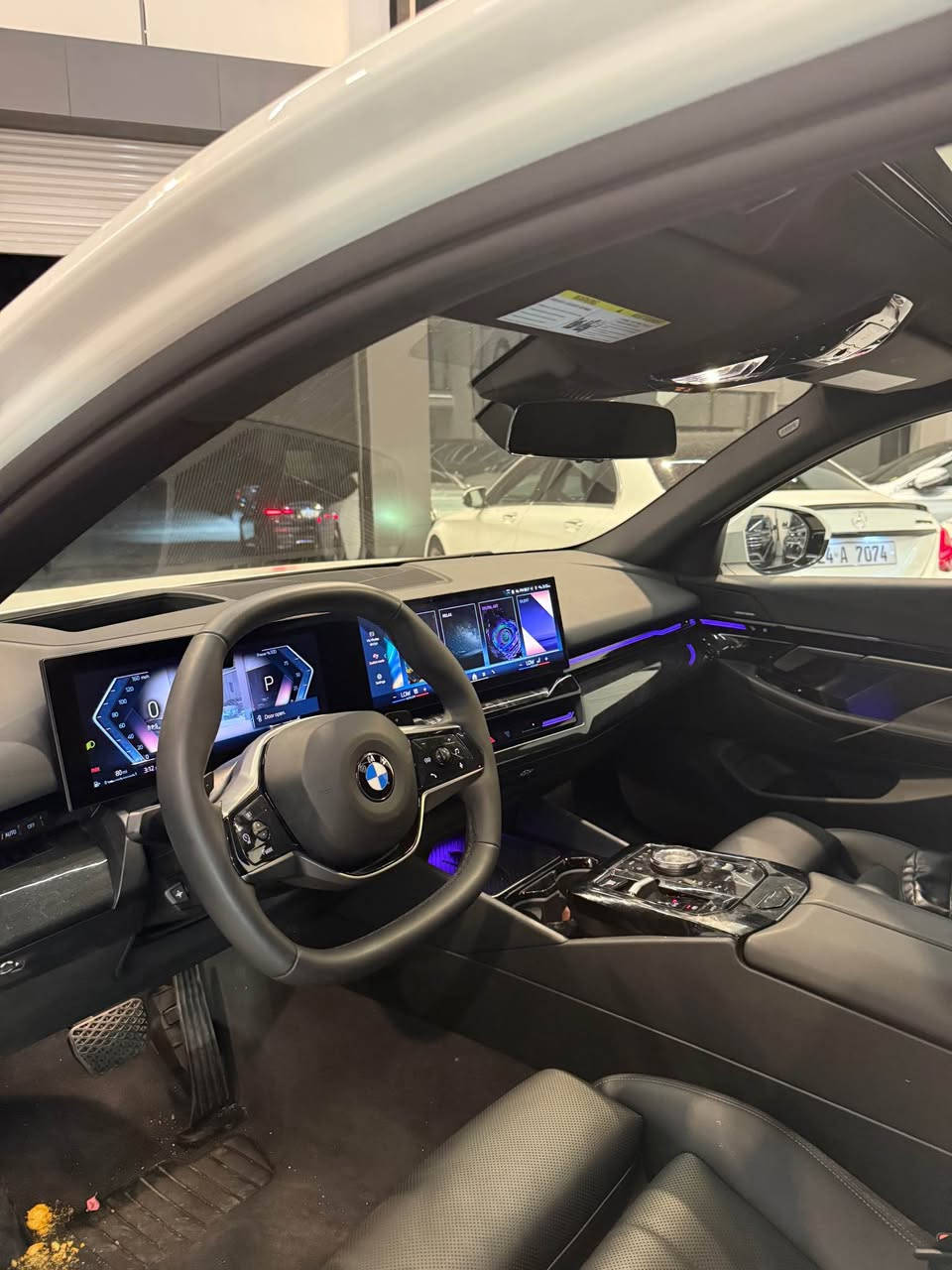 BMW 530i 2026 Mpagae Full Option 
عدد المسافات 6 الف فقط میل ماشيه يعني زيروو 
مكينة: 20 توين توربو ✅
كفالة كير ومكينة كلها بشرط بلادي برغي ممفتوح بيها صاروخ ماشاء الله سيرفس كامل.
جاملغ خلفي صبغ قباغ صندوق مبدل مكان واحد تعديل .
مواصفـات لكجري Luxury بدی ام باکیج M
. داتا شـو (لاينر) + كيج (عداد) الكتروني
. فتحة سقف ) .
. ناضور ليلي AR
. رادار 360 درجة + رادار نقاط عمياء
. رادار تحديد مسار وخطوط شوارع
. كشنات هيتـر + خزن ميموري
٤ كاميرا ٣٦٠ درجه ) .
. تغيير الصوت وتغيير الاغاني عن طريق البعد (اشارة اصابع)
. ويل M 
. لايت اوتو عالي ناصي + ماسحات جام اوتو
. تشغيل عن بعد
. اوتو ستار + اوتو هولد 
. دشبول ليزري عدد الوان متغيرة
. صندوك كهربائي بصمة  + عن بعد
. سستم صوت سماعات هارمان كاردون
. مواصفات هواية متنعد ذكرت عدد منها
سيرفس كامل وتخم تایرات جدید
رقم اربيل  تحويل مباشر جاهزة من كل النواحي
السعر: 455$  💵 وبيها مجال شوية ومستحيل اكو اختها بهذا السعر على هيج نظافة ونصبة ماشاء الله
العنوان: اربيل 
 *********** ☎️
واتساب - اتصال أربيل, العراق
