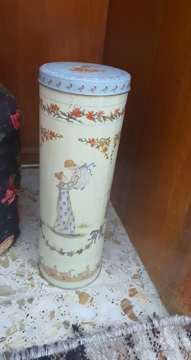 علب معدن وقدور معدن انتيك وصواني يتوفر توصيل


**إذا كنت صاحب هذا الإعلان وتريد حذفه لأي سبب، رجاءا أرسل رسالة إلى الدعم الفني**