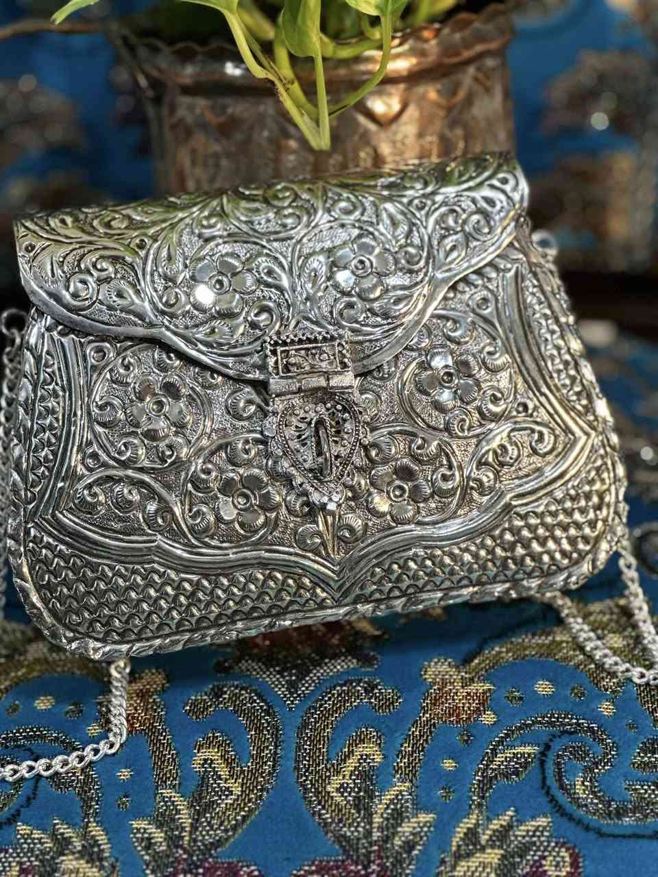 لأصحاب الذوق الرفيع 
حقيبة نسائية طلاء فضة جميلة جدا 
- العنوان / بغداد / الكرادة / حي الوحدة . شارع سلمان فائق  (  مجمع بازار انتيك بغداد )  
   الطابق الاول  
  للاستفسار اكثر الاتصال لاستفسار اكثر الاتصال 
  ***********        
  *********** 
واتس اب او فايبر او مراسلة الصفحة.
