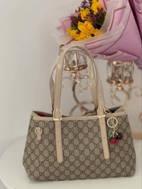 جنطة ترند • ٣ خانات • مدالية كرز