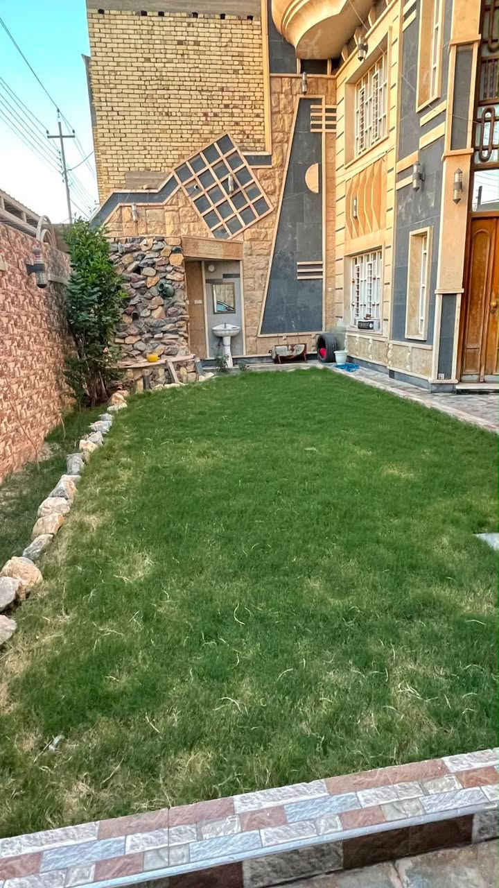 بيت للبيع منطقة حي الغدير  ( العرضات ) قرب النفق الجديد 
المساحه  ٣٠٠ متر  واجهه ١٥ 
مقابيله ساحه خضراء 
طابقين يحتوي على غرفة خطار وطعام 
وصاله مفتوحه دبل فاليوم و مطبخ كبير مع مخزن 
غرفتين نوم في الطابق الأول واحده منهم نظام ماستر 
مجموعه صحيه + منور عدد ٢ 
الطابق الثاني  ثلاث غرف نوم وصاله 
غرفتين منها نظام الماستر 
مخزن  في السطح
للتواصل مع  صاحب الدار 
***********
