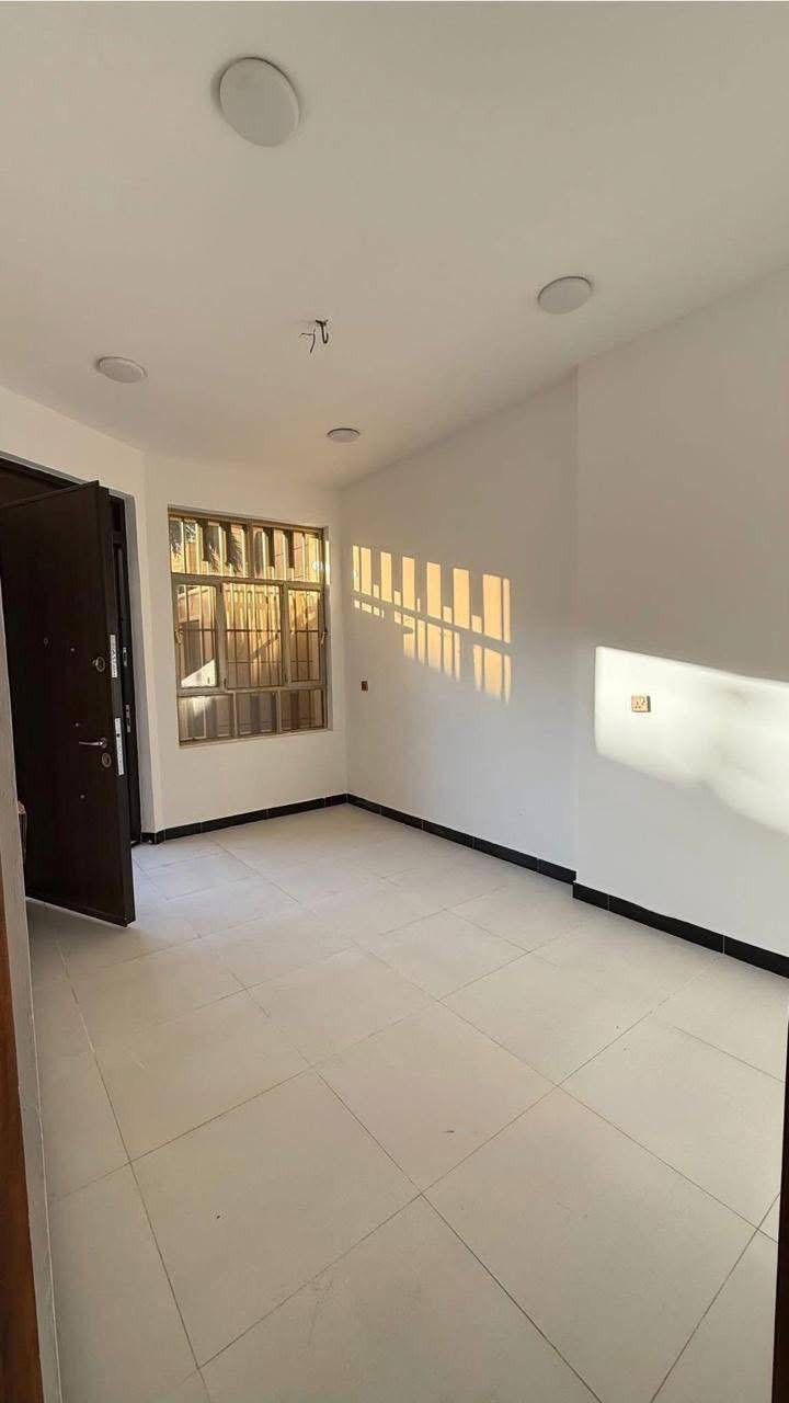 بيت 75م للبيع شارع الكنيسة / منطقة حي البنوك
محلة 319 قرب الشارع العام 
بناء حديث 2025
 واجهـة 6م * نزال 12٫5م
يحتوي على 
الطابق الارضي 
( مدخل استقبال منفصل ) 
 مطبخ 
+ منـور 
+ حمام + غرفة منام
الطابق الاول 
3غرف نوم مع خدمات
الطابق الثاني 
بيتونه كبيره تنفع مخزن + سطحين امامي وخلفي كبيرين 

للاستفسار الاتصال بالرقم او مراجعة مكتب الجوهرة للوساطة العقارية الكائن في شارع الكنيسة 
***********
