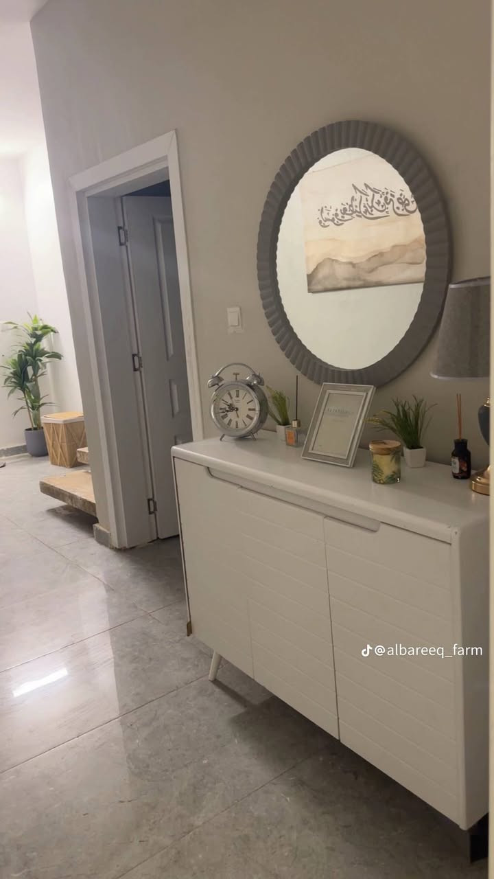 السلام عليكم  للبيع ٥ دوانم سند ٣٥  بيها نخل وحدايق بيها ساحه طوبه وبيها ساحه تصادم سيارات ومشتمل مئثث وقاعه بليارت وجلسه عربيه وبيها خمس مسابح واردها ١٠ او اكثر ***********
