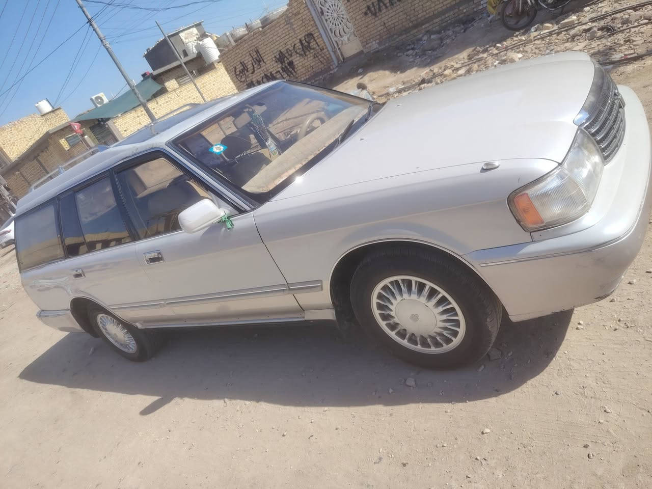 السلام عليكم سياره للبيع ارنب  استيشن  موديل 1995 سياره جاهزه سنويه جديده هزه جديده سياره بسمي تبريد شغال مكينه 2500 تخم تاير جديد السعر 65بيه مجال المكان الناصريه مكلف بلنشر رقم صاحب السياره ***********
