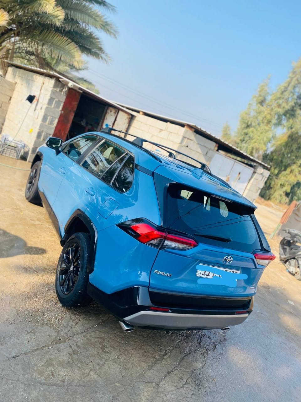 � للبيع | Toyota RAV4 2022  – فور ويل
🎨 اللون: بحري مميز
💰 السعر: 225 بيها مجال 
صور الحادث بالمنشور

🔥 مواصفات السيارة:
🔹 فور ويل (AWD)
🔹 محرك 4 سلندر هايبرد 2.5 لتر
🔹 أوتوماتيك

🔹 الداخلية:
✔️ كشن حار / 
✔️ تشغيل بصمة + زر START
✔️ شاشة كبيرة
✔️ Apple CarPlay / Android Auto
✔️ تحكم بالمقود
✔️ مكيف قوي

🔹 الخارجية:
✔️ جنوط رياضية
✔️ إنارة LED
✔️ مرايا كهربائية
✔️ لون بحري أنيق

🔹 الأمان:
✔️ كاميرا خلفية
✔️ حساسات
✔️ مثبت سرعة
✔️ مانع انزلاق
✔️ وسائد هوائية متعددة

📌 الحالة:
✅ حادث جداً بسيط
✅ شبر صبغ بجاملغ الامامي 
✅ بدون دواخل
✅ فحص كامل
✅ جاهزة للاستخدام 
مكاني بغداد الدورة 

📲 للتواصل: ***********
