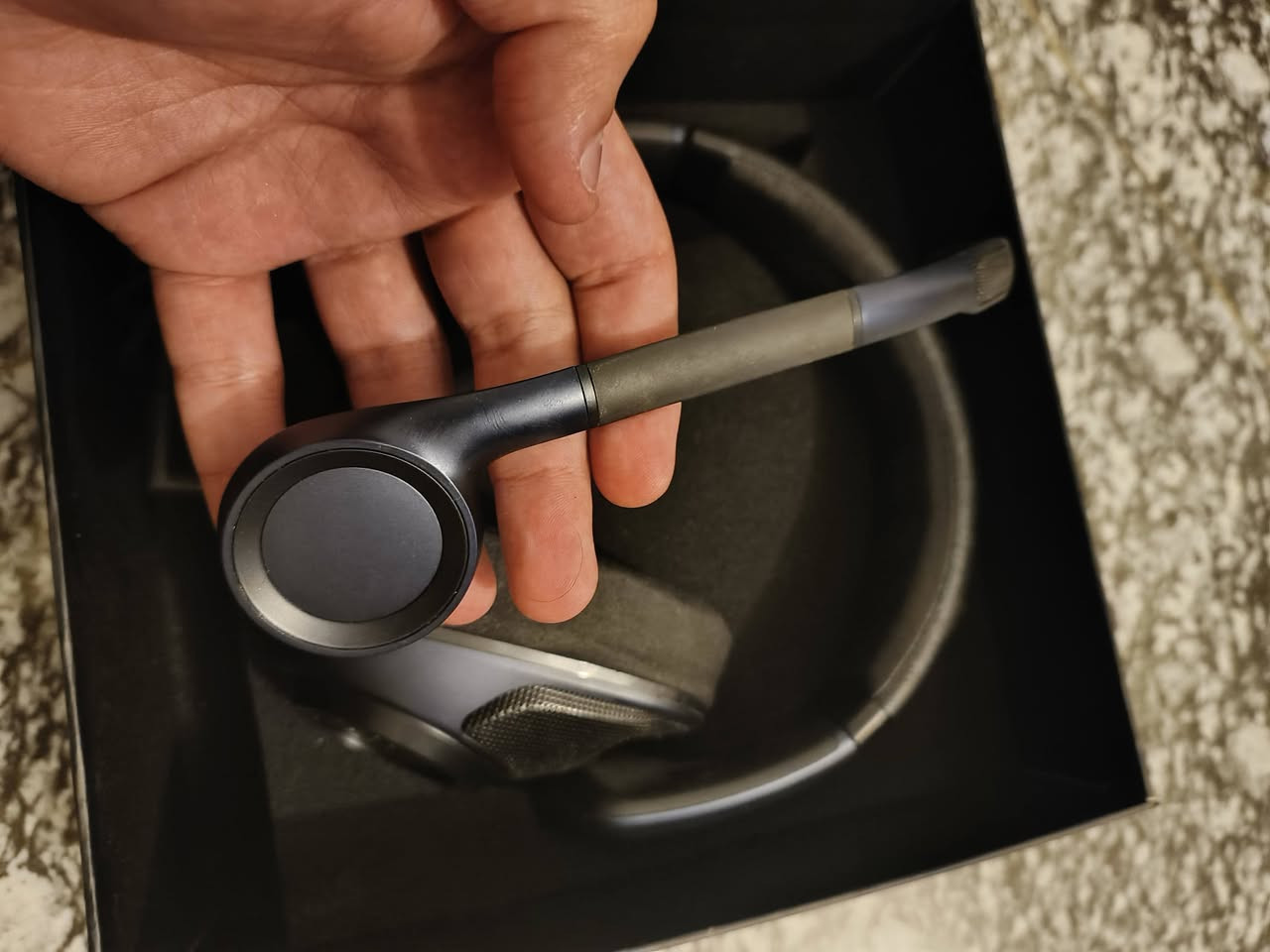 السلام عليكم اغراض متنوعة للبيع البعض منهم اشتريتهم بوقتها واستخدمتها لفتره قصيرة والبعض غير مستخدم على الاطلاق مع الفحص ومن ثم تشتري إنّ شاء الله ... ملاحظة مكاني الشعب وممكن اوصل للقاهرة او باب المعظم لايوجد لدي توصيل 
اولا سماعة  
EPOS H6Pro
واير من سنهايزر السعر 50 وبيها مجال قليل 
ثانيا مايك
Maono AU-PM422
كامل مكمل بجميع غراضة ومحتوياته اشتريته من دار الفن لم استخدمة غير مرة او اثنين السعر 50 الف وبي مجال قليل
ثالثا قلم ابل الجيل الثاني الي يشحن بشكل وايرليس القلم نظيف استخدام شخصي وقليل وعلى الفحص اشتريته من برج العرب من الربيعي  سعر القلم 75 وبي مجال قليل 
رابعا ستاند مايك جيد كذلك اشتريته (للأمانة امازون) لكن اشتريت مباشرة Low profile فـ ما استخدمتة غيرة مرة وحده سعرة 30 الف وبي مجال قليل 
خامسا داك امب 
Fosi k4 mini 
السعر 30 الف وبي مجال قليل كامل وجديد وشغال وعلى الفحص مرتين فقط استخدمتة واشتريت داك وامب منفصلين عن بعض افضل اليّ 
سادسا ساعة رقمية الكترونية شغالة السعر 10 الاف 
للأستفسار اكثر او حاب تطلب اي قطعة ان شاء الله ما اقصر رقمي 
***********
