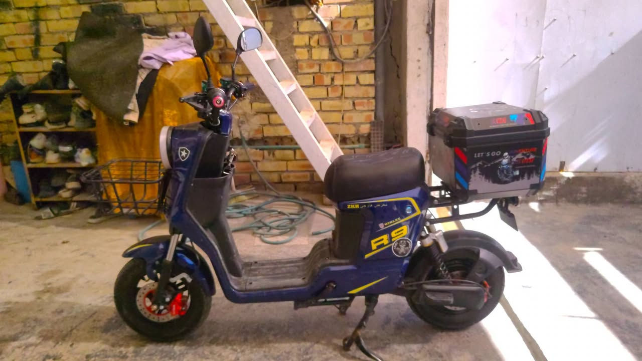 السلام عليكم دراجة R9 فول مواصفات
السعر 425 وبيها مجال رقم التواصل ***********
 عنوان/ بغداد حي العامل 
اشارة يمنة يسرة + دبل اشارة 
هورن 
لد عالي ناصي متحرك 
بيهة 4 سرعات + بك 
 ملف1200 +  5 بطاريات حجم كبير 60 فولت 
بالشحنة الوحدة تمشي اكثر من 30km 
السرعة 77 حقيقي بالعداد تقرة 99 
بيهة بلوتوث وشاشة ايباد ذكية تحدد العطل بالشاشة 
تايرات جويلي 
بريكات دهن عنبار البريك بالمكان بيهة تشغيل بصمة عن بعد 
جهاز انذار بيهة بصمتين وسويجين
