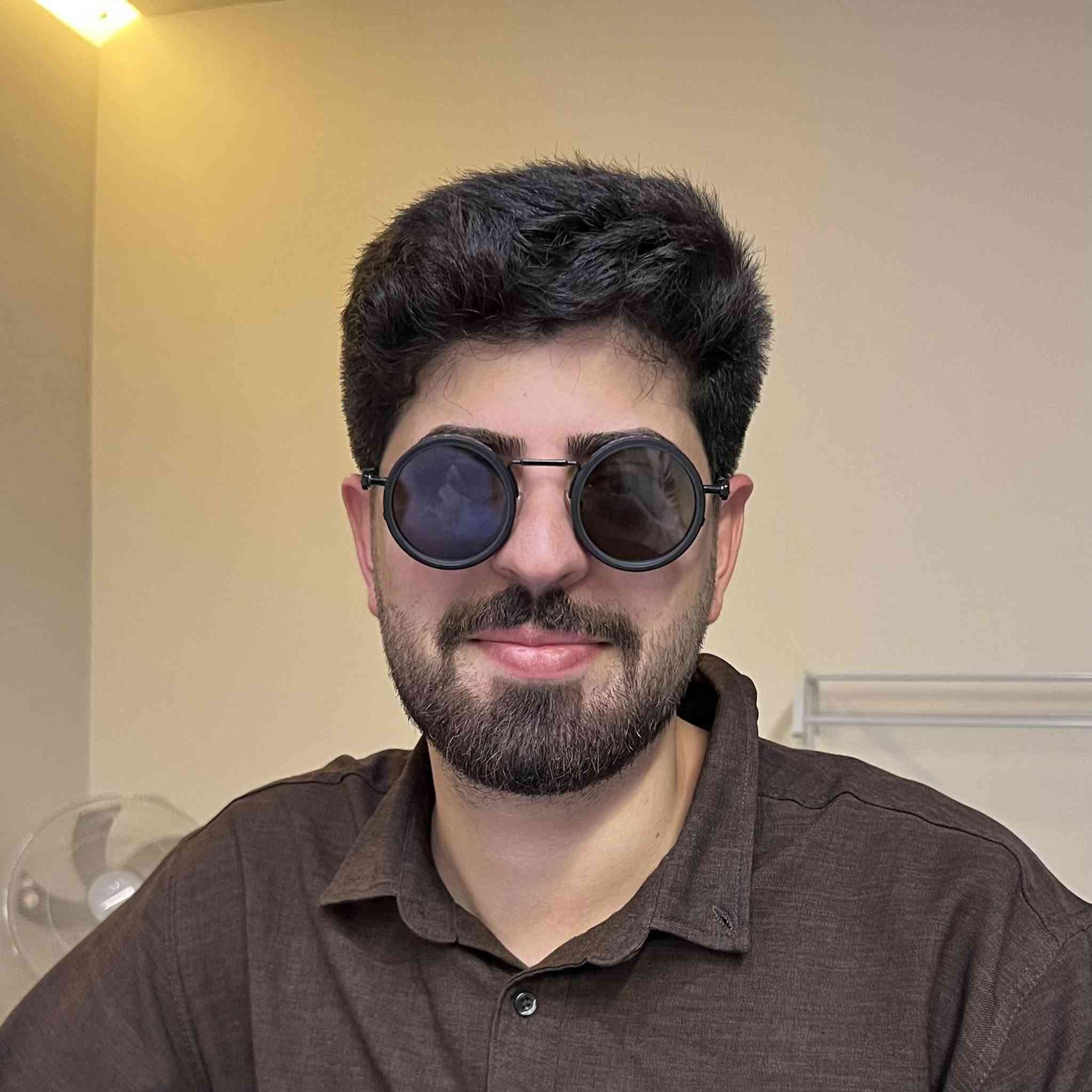 🕶️⚙️ إطلالة استثنائية لعشاق التميز!
نظارة ND Vario الدائرية بتصميم ستيم بانك عصري وتفاصيل ميكانيكية فريدة 😎

إطار معدني متين، أذرع مرنة، وراحة طوال اليوم ✨

تجي ويا حافظة صلبة للحماية 🎁

خلي ستايلك يحكي عنك! 🔥


**إذا كنت صاحب هذا الإعلان وتريد حذفه لأي سبب، رجاءا أرسل رسالة إلى الدعم الفني**