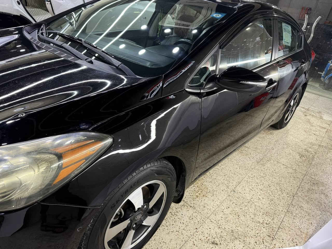 السلام عليكم 
فورتي 2014 كندي للبيع 
بدون ايرباك 
مواصفاتها معروفه 
قطعتين تبريد شاشة كاميرا فول تحكم ستيرن 
محرك 2000 جي دي اي وكير وتبريد مضبوط 
صدر جديد 
منظمومه بانزين جديده
مجاول وبلكات جدد 
مسويلها صيانه كامله يم الحسام 
يعني شغل واطلع وين متريد 
بدون سيرفس ولا ايرباك 
حادثها خلفي وموجود بالصور 
بدون اي تبديل 
بيها هنا صبغ نص الجاملغ الامامي الايسر والايمن فقط صبغ وعندي الصور قبل الصبغ 
وبيها بارد بالباب الخلفي 
هزه ورقم جديد ب اسمي 
السعر 93 وبيها مجال 

مكانها بغداد 
***********
