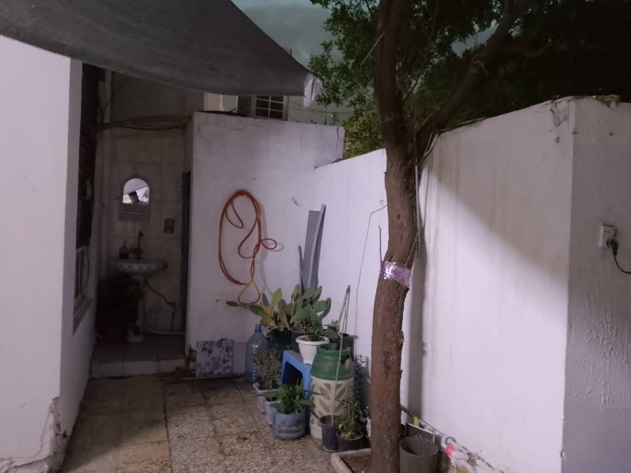 السلام عليكم
دار للبيع مساحه ١٥٠ 
واجهه ٧ و نص نزال ٢٠
٤غرف نوم
عنوانه البنوك الضباط قرب مدرسه دمشق
***********
