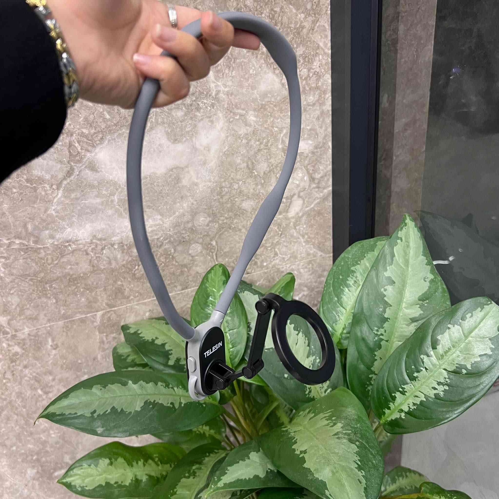 📱 حامل هاتف مغناطيسي للرقبة (MNM-001)

حامل عملي يثبت حول الرقبة ويخليك تستخدم الموبايل بدون استخدام اليدين – مثالي للتصوير، مشاهدة الفيديو أو استخدام الهاتف أثناء الحركة.

المميزات:
• تثبيت مغناطيسي قوي للهاتف  
• تصميم يُلبس حول الرقبة لراحة أكبر  
• مناسب لتصوير المحتوى ومشاهدة الفيديو  
• خفيف الوزن ومريح للاستخدام الطويل  
• قابل للتعديل ليناسب جميع الأعناق  
• سهل الحمل والتخزين  

📱 متوافق مع الهواتف التي تدعم المغناطيس أو الحلقة المغناطيسية.

للطلب والاستفسار راسلونا على الخاص 📩 بغداد, العراق


**إذا كنت صاحب هذا الإعلان وتريد حذفه لأي سبب، رجاءا أرسل رسالة إلى الدعم الفني**