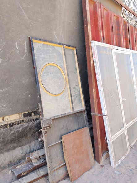 للبيع باب  دفتري حديد ثقيل طوله3م وعرضه مترين و90 +جام خانه مال محل+بيبان ثنين حديد +شيلمانات عدد6 طول مترين ونص ***********
