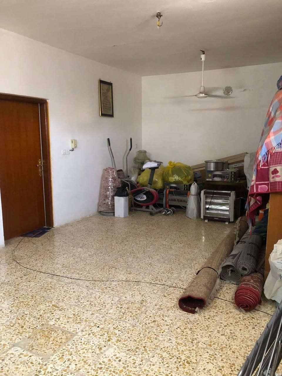 السلام عليكم 
دار للبيع في حي الفرات خلف العادلي قرب المتنزهه مساحته 210     طابقين نظيف وعالي عن الشارع للبيع بسعر 225  وبي مجال للمراجعه والاستفسار مراجعه مكتب الجزائرللعقار الكائن في الجزائر الشارع العام خدمي برج الامراء هاتف ***********
