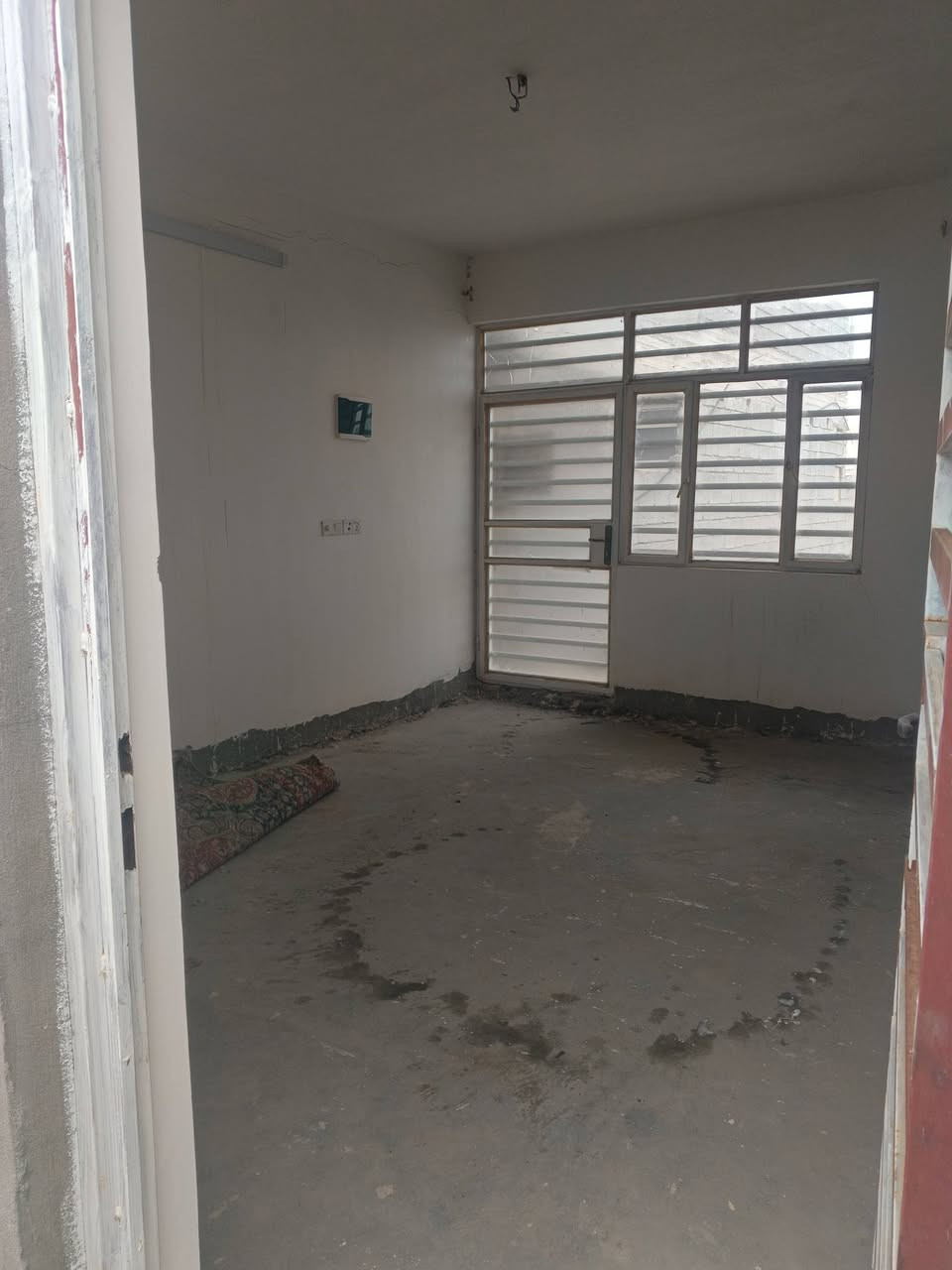 السلام عليكم بيت مساحته 300متر بناء ٨٠متر واجهة 8ونص نزال 35 يحتوي على غرفه نوم واحده واستقبال ومطبخ وصحيات 2كامل بس ما مكيش الصحيات سيراميك كاملات طابو زراعي سند 25 هورجب شارع المنتجع السعر 60وبي للاستفسار اتصل ***********
