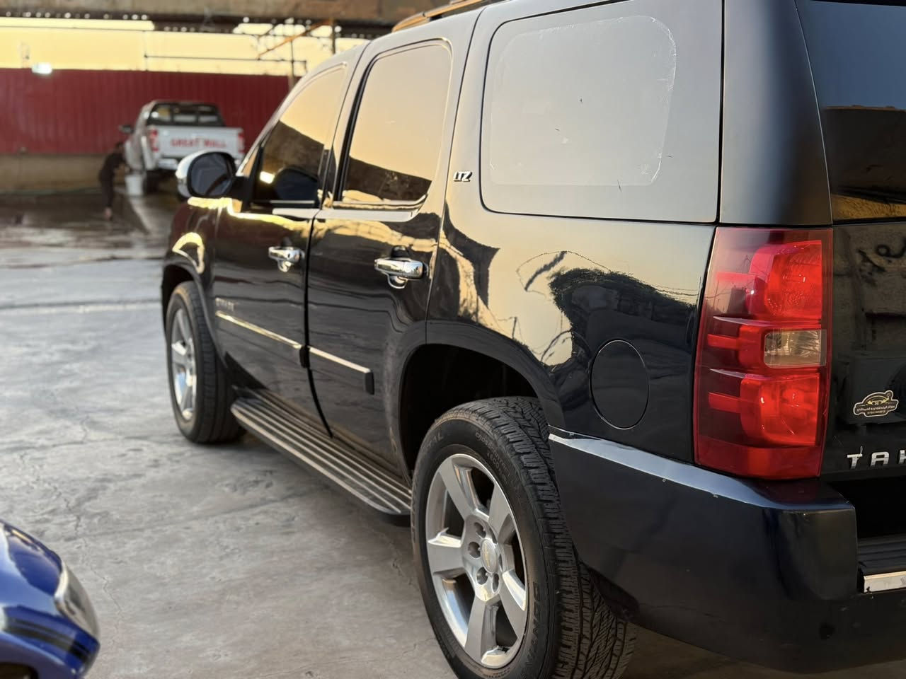 مادام انفتح الكمرك بالخير ع الياخذها
تاهو فول ltz سياحي yab وارد امريكي 
السيارة حادثة خفيف كلش من امريكا باب خلفي فقط بدون ايرباكات فقط ايرباك بردة طاك وبيها ربع جاملغ امامي بالعراق وبيها صبغات قليلات اثر الحادث ملاون 

موديل ٢٠٠٧ اصل 

مكينه ٥٣٠٠

كير واحد 

تبريد منفصل 

شاشة سقف

فتحة سقف كهربائية شغاله 

مري شفط 

جنطة كهربائي شفط 

كشنات كهربائي جلد رصاصي جديدة 

حساسات خلفية +كامرة خلفية شاشة تاب بلوتوث

تخم تاير جديد +ويل كب اصلي حاوية 

ملاحظة //السيارة ماشية ١٦٠ جديدة كلش كتلوكات وسبير شركة 
 رقم بغداد الماني هزه جديدة سنوية جديدة تسقط ب٢٠٢٨ السيارة فقط وكالة تصير بيها لان عليها فرق كمرك فرق فقط مو كمرك كامل سياره حتى اضبارة بيها وقرص اصولي 

السعر  ١٤٥ وبيها مجال  

للمراوس حسب القناعة 
مكان السيارة الديوانية 
***********

السيارة جديدة وبرغي ماناقصها وين ماتريد اطلع بيها من البصرة للشمال
