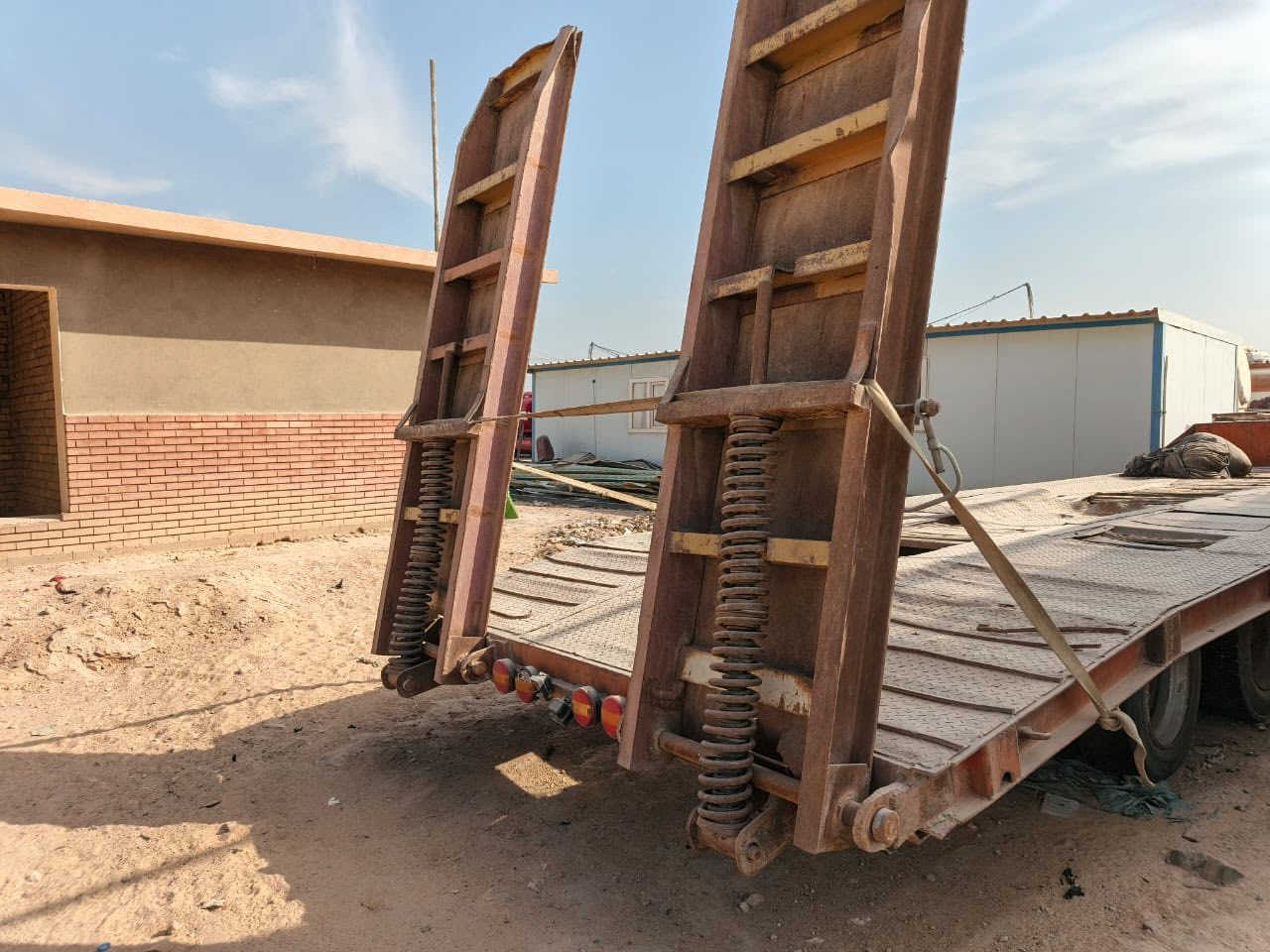 لودر للبيع عنوان نجف مناذره رقم هاتف ***********
