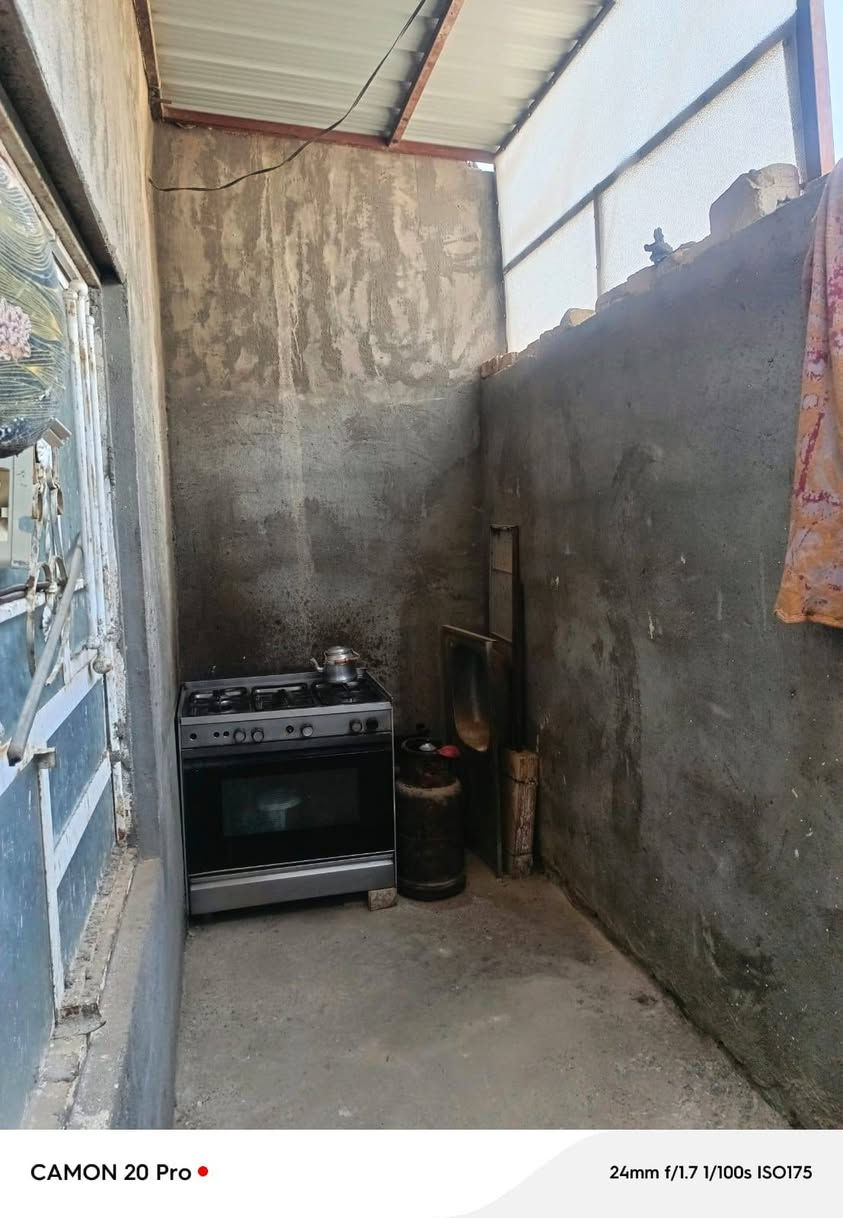 سلام عليكم بيت البيع في الحكيم
موقع ممتاز قريب على حولي
 مساحه ٢٠٠متر
 بيت حديث صب كونترات
يحتوي بيت على هول
غرفتي
وصحيات ٢
مطبخ حار
استفسار عن ***********
