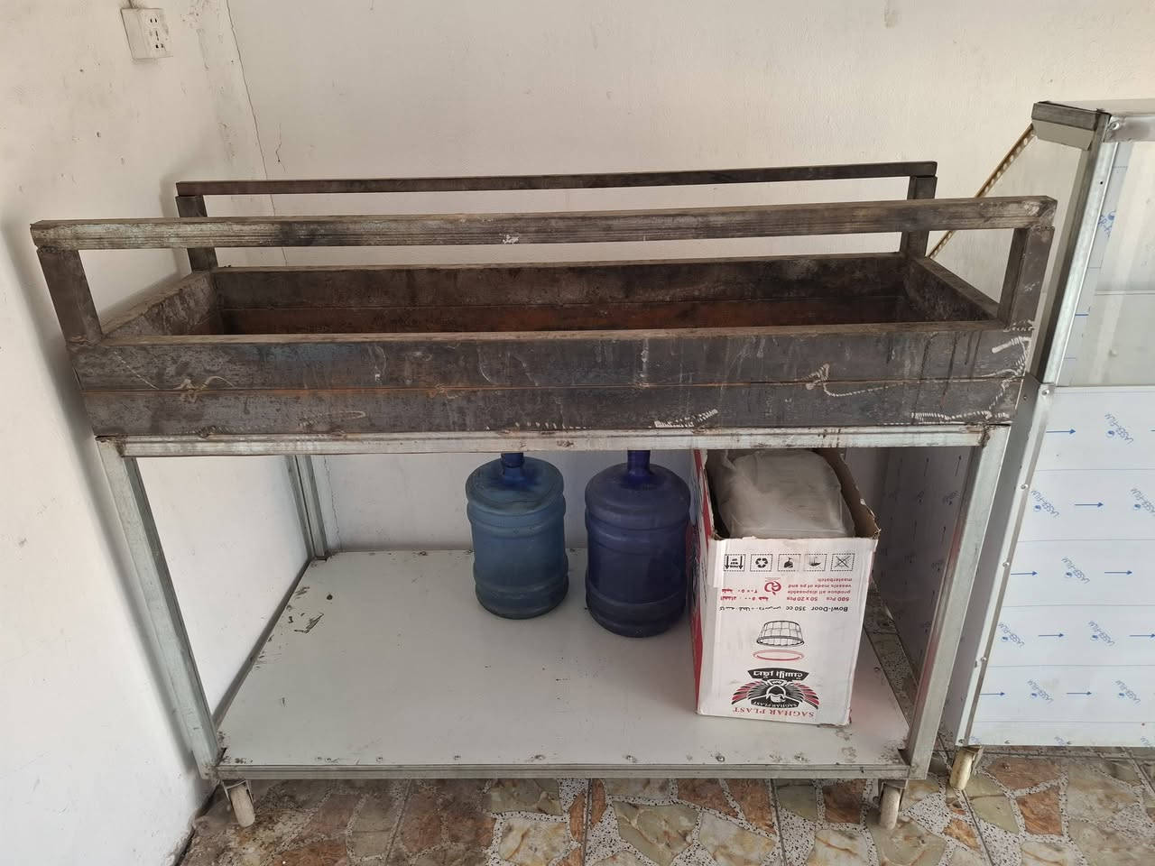 شوايه دجاج سل ستيل ٨شيش استعمال قليل ٥٠٠
شوايه سمك مسكوف ٢٢٥ 
مز سل ستيل واجه جام ١٢٥ 
ميز ثرم مرمر ١٠٠
ميز طعام ٧٠
ميز مكتبي ٤٠ هو وكراسي ٢ 
حوظ سمك رجاج طول متر ونص ٧٠ 
بابل الهاشميه 
***********
