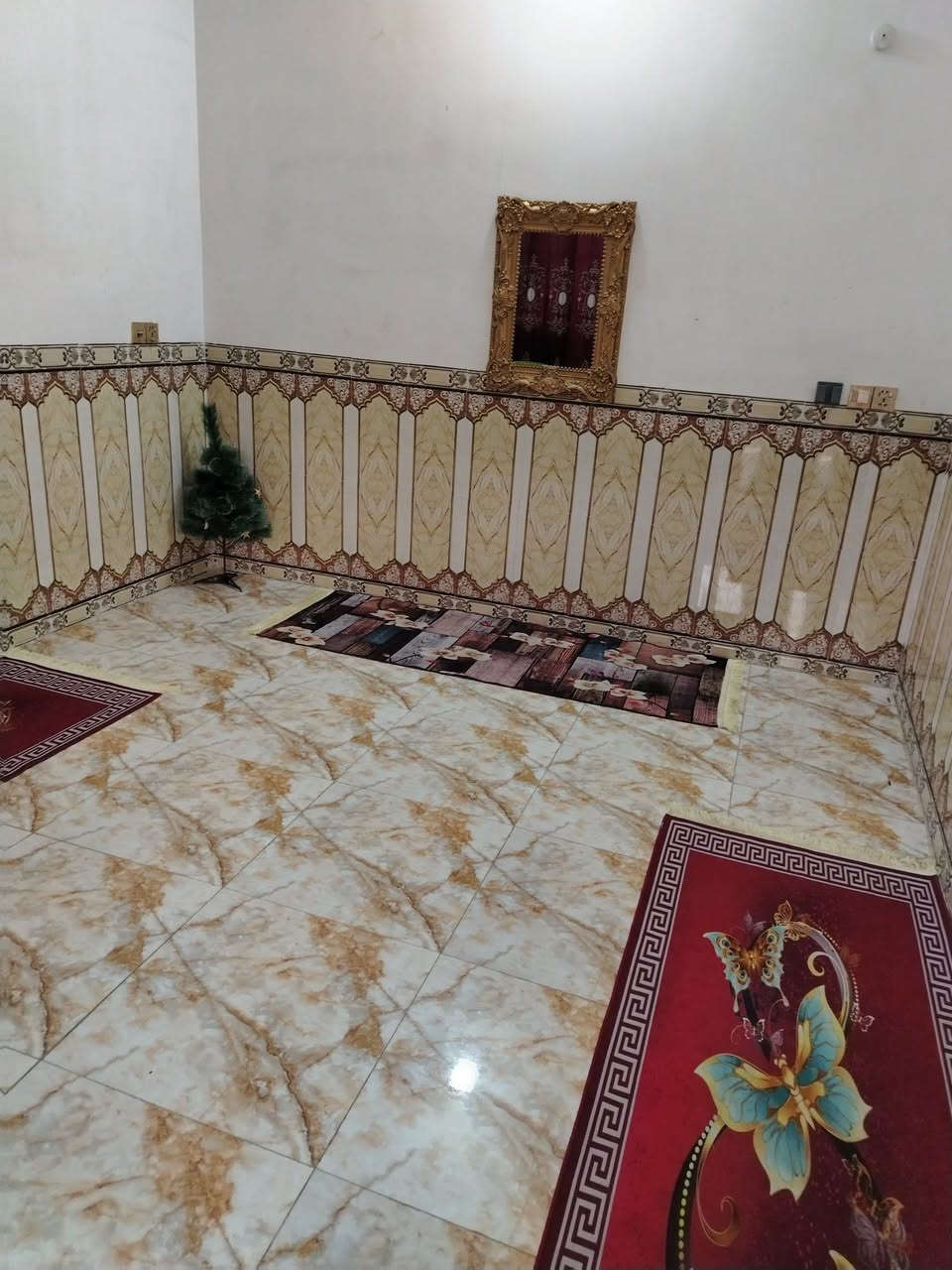 السلام عليكم بيت للبيع في حي المرتضى قرب اسواق بركات الامام القاسم ع السلام من جهة حي الجواد المساحه ١١٠ م يحتوي على استقبال +غرفة نوم واحده + هول+ مطبخ + حمام + صحيات + منورين السعر ٨٠ مليون وبيه مجال للاتصال على الرقم ***********
