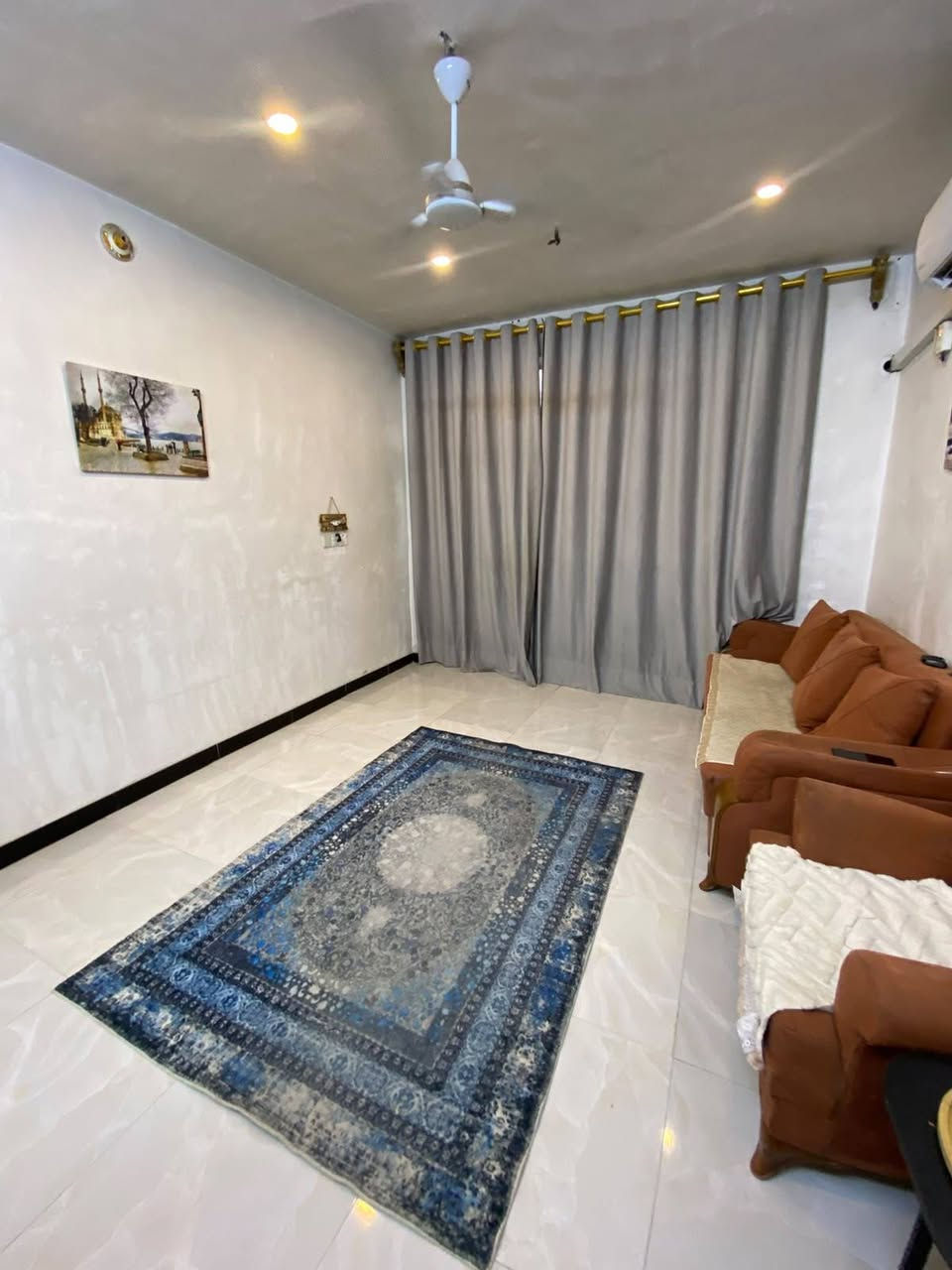 السلام عليكم بيت ٧٥متر طابق ونص سند ٢٥ وكالة ام الصورة خدمات متوفرة العنوان زعفرانية دور الشرطة شارع مولدة المصري بي غرفتين وصاله واستقبال وصحيات الطابق الثاني سندويج السعر ٥٣ بي مجال للاستفسار الاتصال على الرقم ***********
