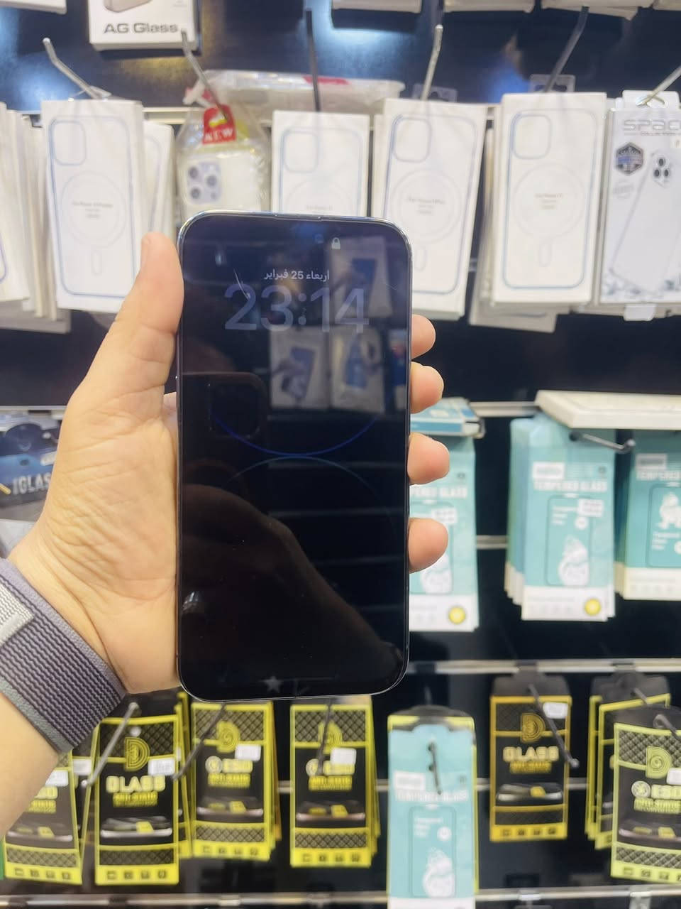 السلام عليكم للبيع
iPhone 14 pro max 
ذاكره 256 
بطاريه 85‎%‎ 
بنفسجي نموذج M ماستر A/AA
الجهاز كله شغال فقط مبدل شاشه اصليه وبيها صفار ب الحواف بس ابد ممأثر عليه كله شغال اتصال انترنيت فيس ايدي كامرات صوت هزاز كله شغال مابيه خلل السعر قفل 490 الف مكاني بغداد مدينه الصدر رقمي ***********
