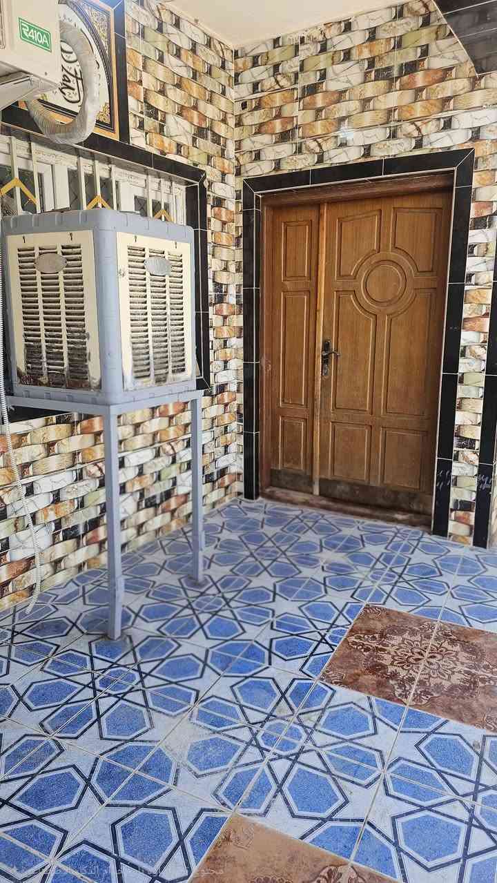 بيت للبيع مساحه 165 متر تحتوي على ثلاث غرف نوم  واستقبال وهول صحيات عدد3 ومطبخ حديقه صغيرة وطرمة عنوان ديالى الخالص مقابيل السيد يوسف فرع الحداد
 للاستفسار اتصال ***********
