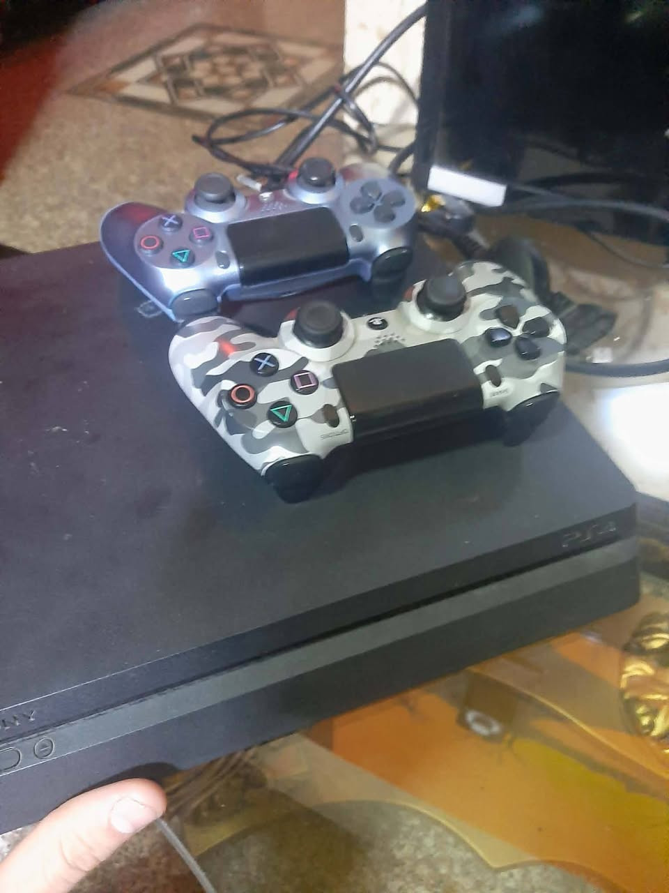 مرحبا عندي بلي فور للبيع كامل مواصفات السعر 250 الف ام هكر هذا رقم موبايلي ***********4
