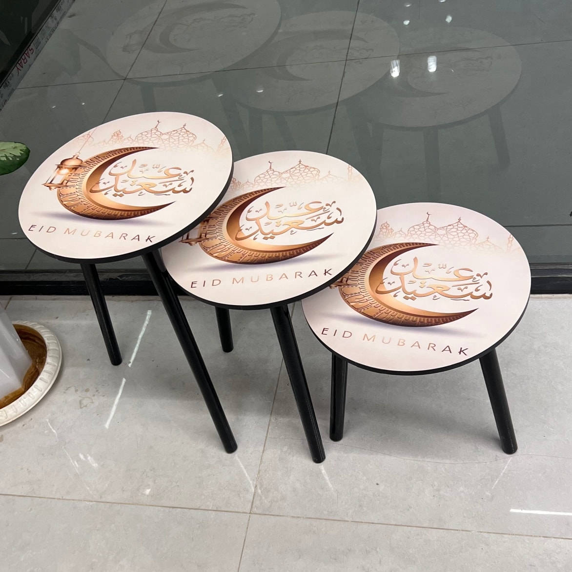 ✨ طقم طاولات ضيافة عيد مبارك – لمسة فخامة لبيتكم في العيد ✨.. موجود.. 
استقبل ضيوفك بأناقة وذوق راقٍ مع طقم طاولات الضيافة الدائري بتصميم عيد مبارك 🌙
تصميم أنيق مستوحى من أجواء العيد يضيف لمسة فخمة لأي مكان 🎁
🔹 المميزات:
✔️ تصميم دائري مزخرف بعبارة EID MUBARAK مع هلال وفانوس ولمسات إسلامية راقية
✔️ 3 طاولات بأحجام مختلفة – استخدام متداخل أو منفصل
✔️ أرجل سوداء أنيقة تعطي تباين جميل مع السطح المزخرف
✔️ مثالية للضيافة، التقديم، أو كطاولات جانبية للديكور
📏 الأحجام:
• الكبيرة: 40 × 57 سم
• المتوسطة: 40 × 47 سم
• الصغيرة: 40 × 37 سم
💰 السعر: 29,000 دينار فقط
🚚 التوصيل: 5,000 دينار لجميع محافظات العراق
🎉 خلي بيتك يتزين بأجواء العيد مع أفخم طقم طاولات ضيافة
📩 للطلب والمراسلة: مراسلتنا خاص


**إذا كنت صاحب هذا الإعلان وتريد حذفه لأي سبب، رجاءا أرسل رسالة إلى الدعم الفني**