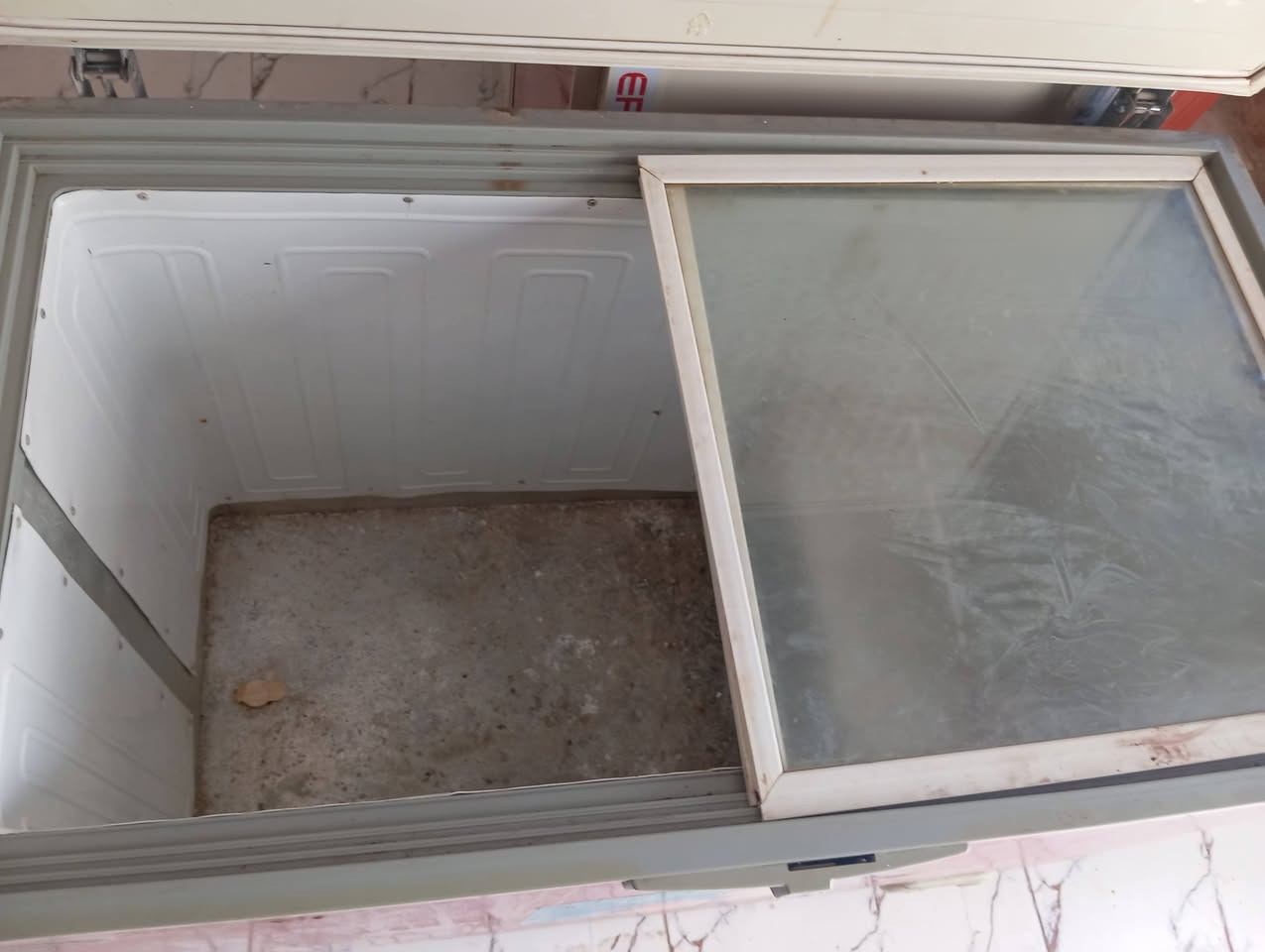 مجمده 14قدم للبيع بسعر 150.شرط التجميد والشغل عنوان الناصريه قضاء النصر شارع 40 للتصال ***********
