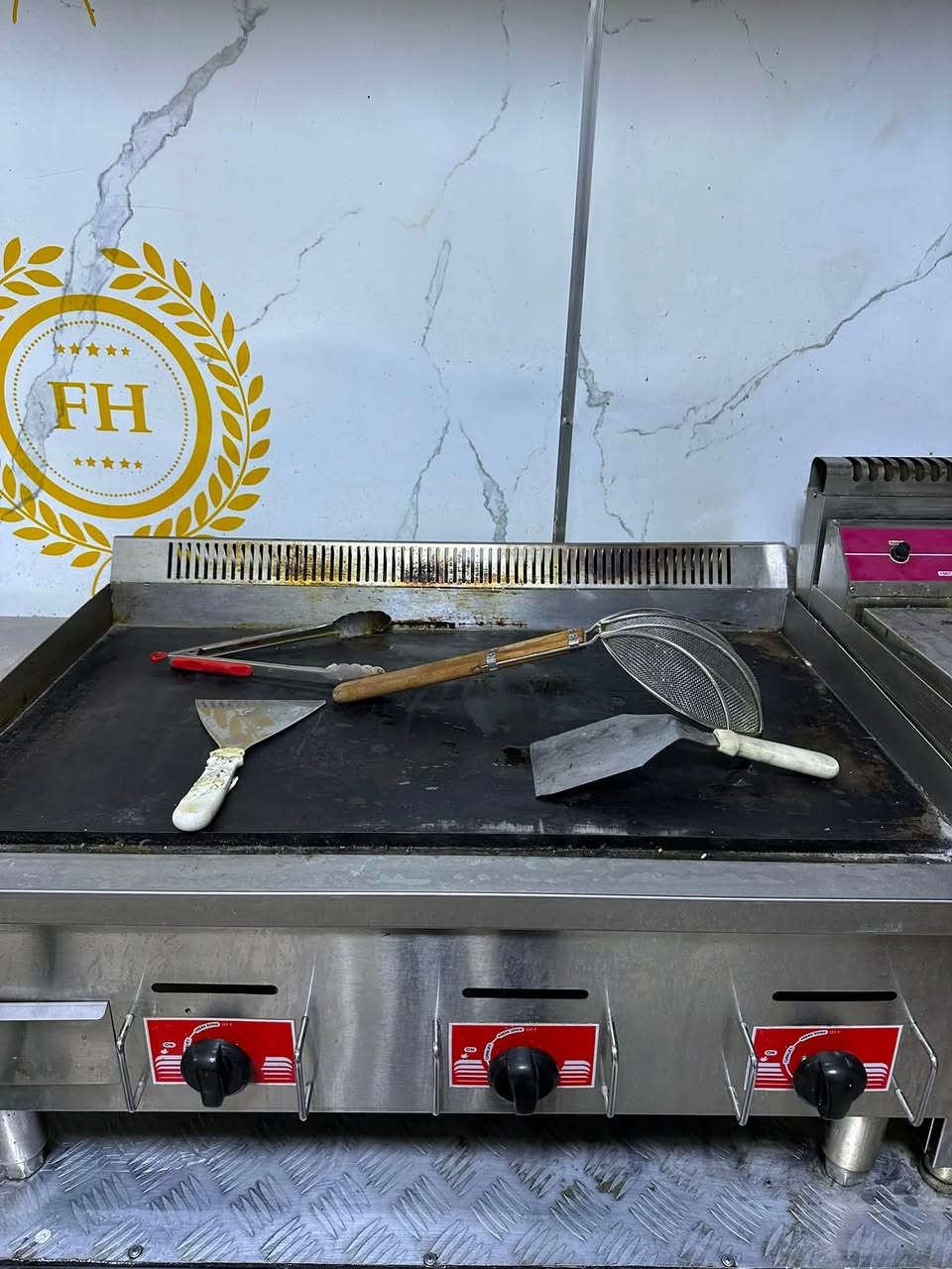 للبيع معدات مطعم نظيفة وشغالة وباسعار مناسبة الموقع بغداد
قلاية حوضين نظيفة ومشتغلة قليل - ٢٥٠ الف 

كرل بركر نظيف اخو الجديد - ٣٥٠ الف 

ميز ستيل الحجم الكبير ١٤٠ الف 

دكت ساحبة -١٥٠ الف 

كاونتر نفس البلصورة ١٥٠ الف
***********
