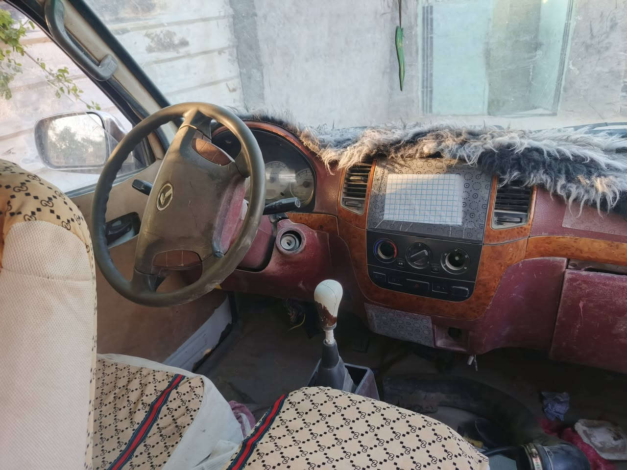 السلام عليكم  سيارة ٢٠١٣ للبيع فاتون موصليه ماعليها اشاره حداديه ومكينه جديده  سياره جاهزه لشغل السعر ب ٢٢ وبيهه مجال  الاستفسار  ع الرقم***********
