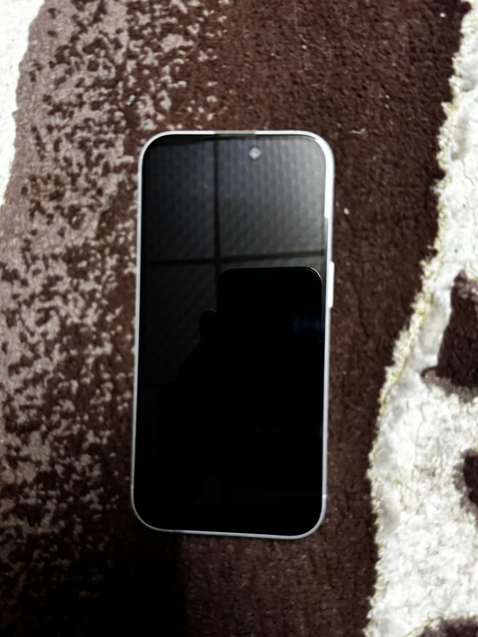 السلام عليكم 

16 عادي
لون ابيض SIM+esim بطاريه 100 عدد الدورات 109 نظيف جداً كارتون وملحقات كامله بعده بداخل الضمان ينتهي بشهر العاشر 
128g 
السعر 850 او مراوس ب17 عادي
*********** واتساب 
مكان السليمانيه
