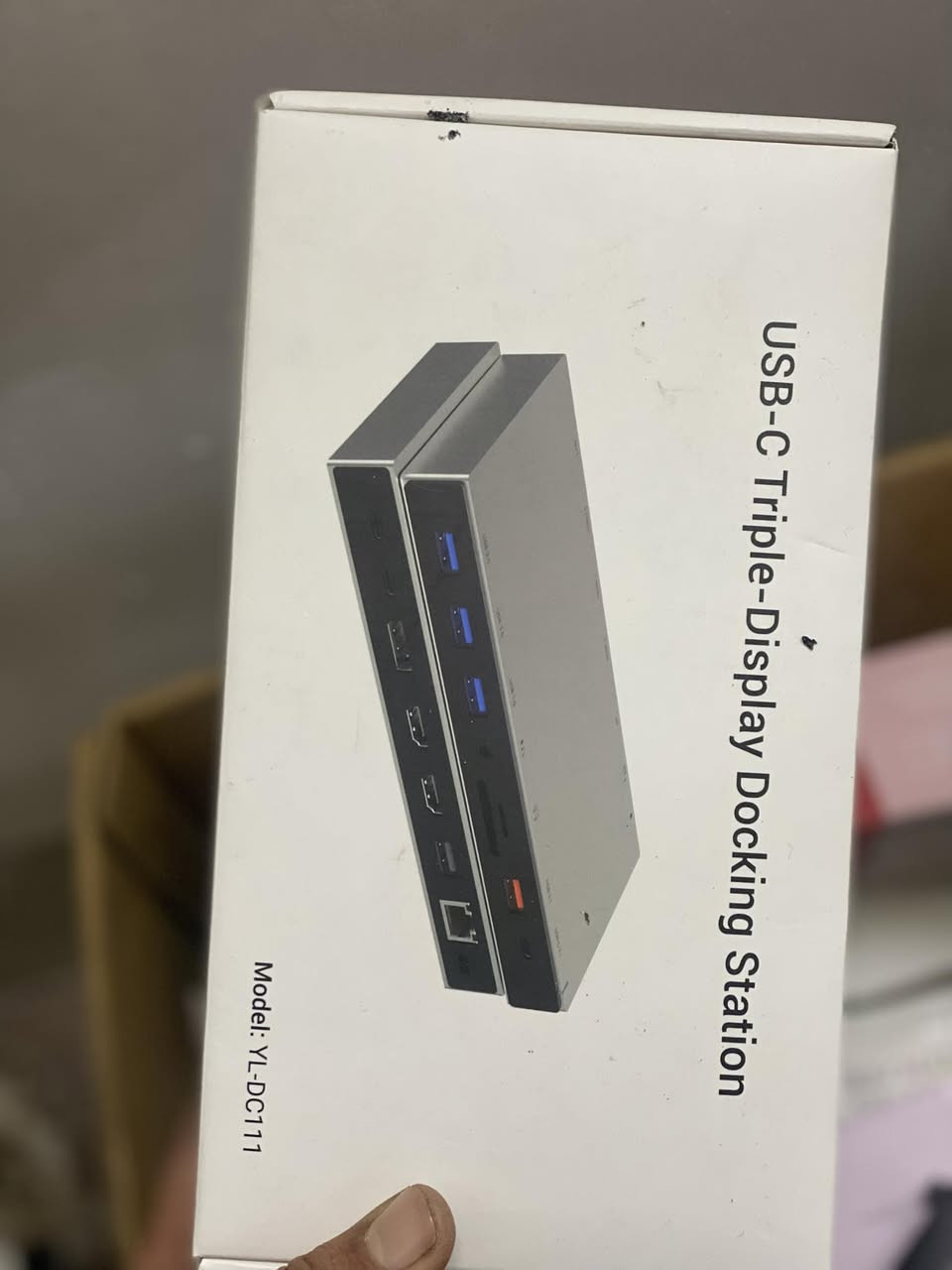 تُعد قاعدة الإرساء Lionwei USB C محولاً متعدد المنافذ يوسع منفذ USB-C أو Thunderbolt 3/4 في الكمبيوتر المحمول لديك إلى مجموعة واسعة من الخيارات الإضافية للاتصال والشحن ونقل البيانات. 
الميزات والمواصفات الرئيسية
تختلف المنافذ الدقيقة اعتمادًا على الطراز (تتوفر طرازات 12 في 1 و 13 في 1 و 15 في 1)، ولكن الميزات الشائعة تشمل:
منافذ العرض: تدعم إعدادات الشاشة المزدوجة أو الثلاثية. غالبًا ما تتضمن منافذ HDMI بدقة 4K ومنافذ DisplayPort.
توصيل الطاقة (PD): تحتوي على منفذ USB-C PD يدعم شحن الكمبيوتر المحمول الخاص بك بقدرة تصل إلى 100 واط (حوالي 87 واط فعليًا بعد استهلاك القاعدة للطاقة).
نقل البيانات:
منافذ USB-A و USB-C 3.1 توفر سرعات نقل بيانات تصل إلى 10 جيجابت في الثانية في بعض الطرازات.
منافذ USB 3.0 توفر سرعات تصل إلى 5 جيجابت في الثانية.
قارئات بطاقات SD و microSD لنقل الملفات بسرعة.
الشبكة والصوت: منفذ إيثرنت جيجابت (RJ45) للاتصال السلكي بالإنترنت ومقبس صوت/ميكروفون 3.5 ملم.
التوافق: متوافقة على نطاق واسع مع أجهزة الكمبيوتر المحمولة التي تعمل بنظامي التشغيل Windows و macOS والتي تحتوي على منفذ USB-C كامل الوظائف (يدعم وضع DisplayPort البديل وتوصيل الطاقة).
…
المكان اربيل التوصيل لجميع محافظات العراق
للاستفسار واتساب ***********
