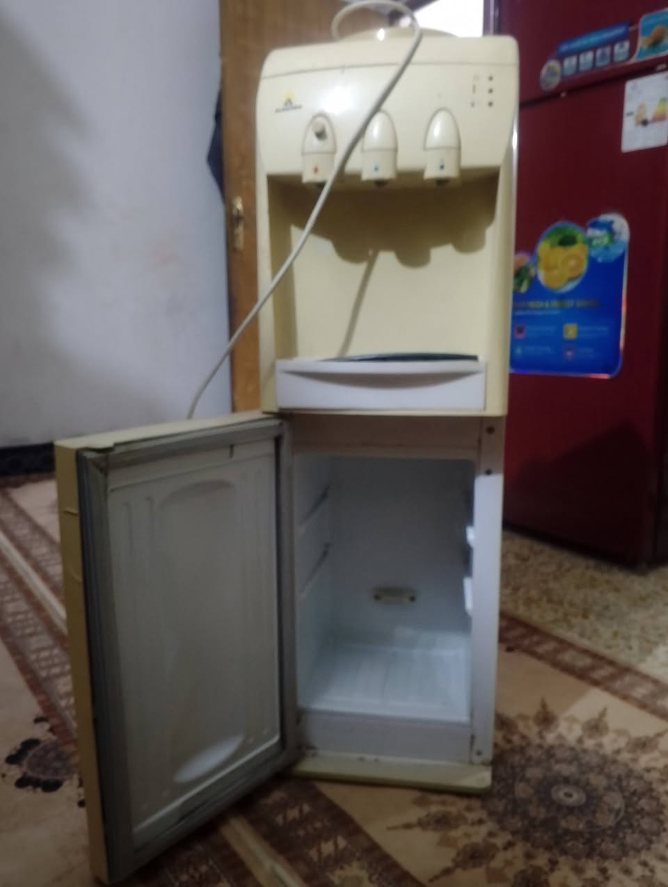 براد الحافض نضيف بدون ضرر  السعر 50 بي مجال مكاني حله تواصل خاص او الاتصال ***********
