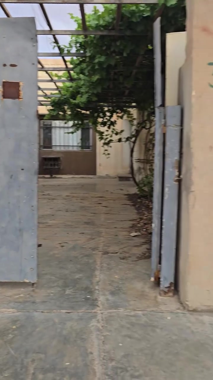 للبيع بيت نوع بيوان( B1) في المرحله الثانيه نظيف وجاهز للسكن يحتوي على اضافات محل ويصلح ان يكون ديوانيه كما موضح في الفيديو السعر ٥١ مليون وبي مجال بسيط للتواصل ع الرقم ***********
