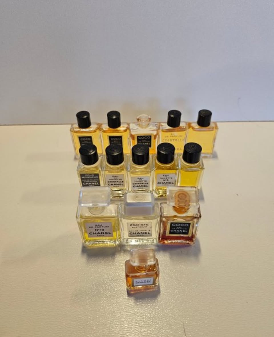 ✨ مجموعة ميني عطور شانيل الأصلية – إصدار مميز لهواة الفخامة ♥
لعشّاق الذوق الرفيع والقطع النادرة
نوفر لكم مجموعة مميزة من ميني عطور الدار الفرنسية العريقة Chanel
تضم 14 زجاجة أصلية بتصاميمها الكلاسيكية الأنيقة التي تعكس روح الفخامة الباريسية.

المجموعة صناعة فرنسية 
تعود للفترة ما بين 2000 – 2010
بحالة جيدة جداً مع آثار زمن خفيفة تضيف لها طابعاً كلاسيكياً مميزاً. 
الأحجام ميني تقريباً (1 مل – 2 مل – 3 مل)
مثالية لهواة الجمع أو لإضافة لمسة راقية إلى ركن العطور الخاص بك.

تباع المجموعة كاملة كوحدة واحدة.
السعر 100 دولار شامل الشحن من ألمانيا حتى باب المنزل.

للحجز والاستفسار يرجى المراسلة على الخاص


**إذا كنت صاحب هذا الإعلان وتريد حذفه لأي سبب، رجاءا أرسل رسالة إلى الدعم الفني**