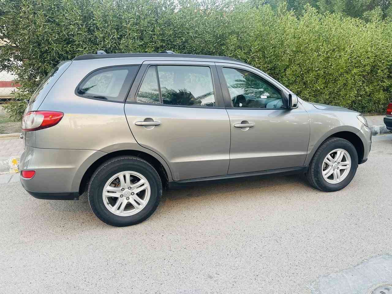 من رخصة الادمن المحترم 
هيونداي سنتافيا 2011 كفالة عامة من الصبغ والضربة والتبديل رقم بغداد انگليزي بأسمي مواصفات فور ويل داخل صاج تحكم استيرن جهتين حساسات شاشة كامرة مكينة 2400 دوش كير مكينة تبريد صدر تخم تاير جديد 
للاستفسار ***********
ملاحضة : السيارة بحالة الشركة
