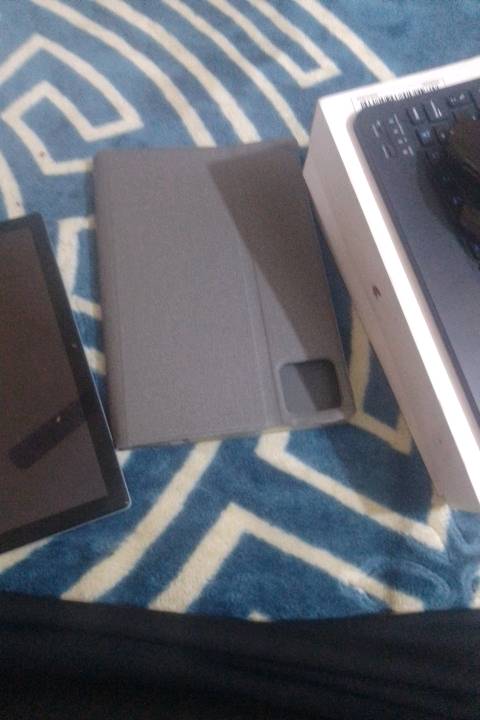 تابلت مع كيبورد وماوس، بوضعية ممتازة، مثالي للعمل والدراسة. يمكن استخدامه كجهاز لابتوب صغير. يشمل غطاء حماية عالي الجودة للتابلت. الجهاز نظيف وخالي من الأضرار الواضحة.