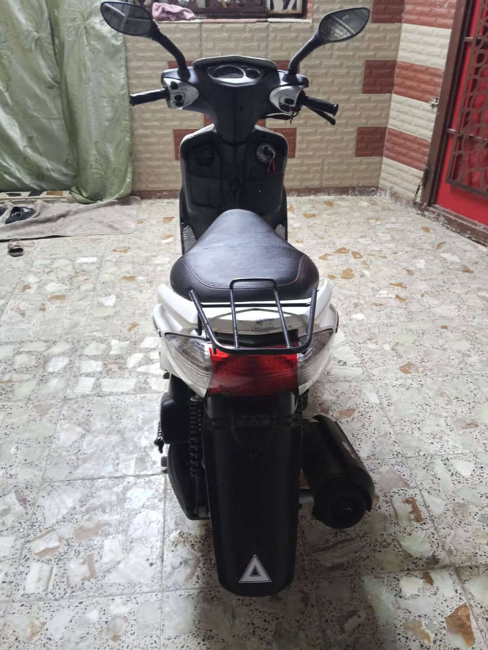 السلام عليكم 
دراجة سكنس نثية ياباني بلادية جديد
سرعة 110 كابريتر بلادي اسلف بلادي 
خطين ستاند كهرباي حساس 
وراقها ابسمي مكفوله كفاله عامه 
سعرها 900 وابيها مجال بسيط
تصل على رقم ***********
جيب فيتر وتعال فحص وجيك على راحتك
