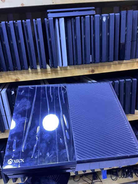 اكس بوكس ون 
كامل ملحقات اصلية
فيفا 25
بيس26
جي تي اي 
بلاك أوفس 7
اساسن كريد ميراج
سعره فقط 100 وتوصيل موجود
***********
