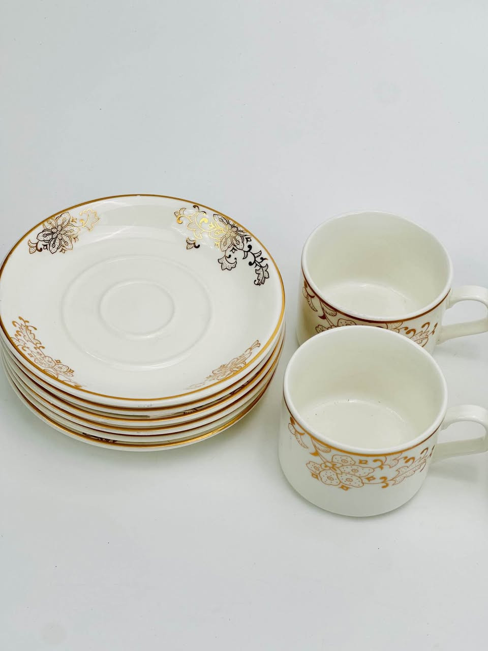 السيت مصنوع من سيراميك نخب أول بلون أبيض هادئ.
يتميز بنقشة الورد الكلاسيك باللون الذهبي،
ويه حافة ذهبية ناعمة فوك الكوب تنطي فخامة مو طبيعية للميز.
اليدة مالت الكوب مصممة حتى تكون مريحة باللزمة، والماعون اللي وياه يحمي الميز من الحرارة.
كلش مناسب لتقديم الچاي، القهوة، أو أي مشروب حار بالعزايم والمناسبات الخاصة.
السيراميك درجة أولى وهو أضمن مادة للصحة لأن ما يفرز أي مواد ضارة ويه المي الحار.
يحافظ على حرارة المشروب لفترة أطول ويخلي الطعم الأصلي للچاي أو القهوة مثل ما هو. حلة, بابل


**إذا كنت صاحب هذا الإعلان وتريد حذفه لأي سبب، رجاءا أرسل رسالة إلى الدعم الفني**